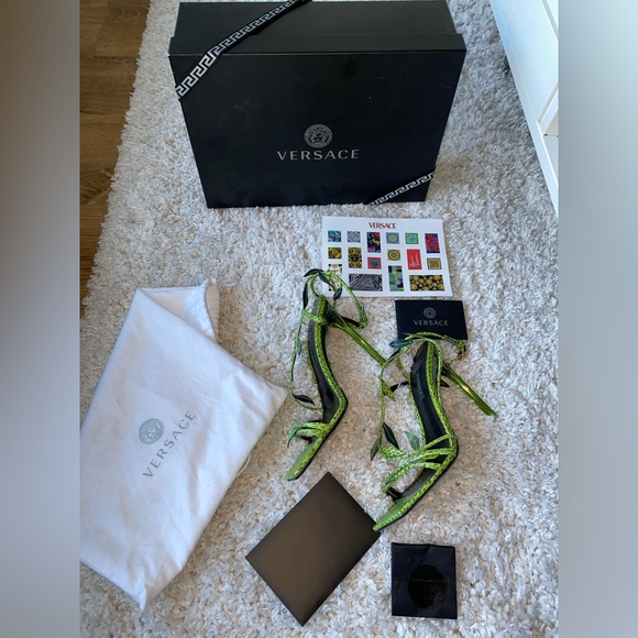 Sandales en cuir gaufré. Green Leaf Python Versace. - Picture 5 of 9